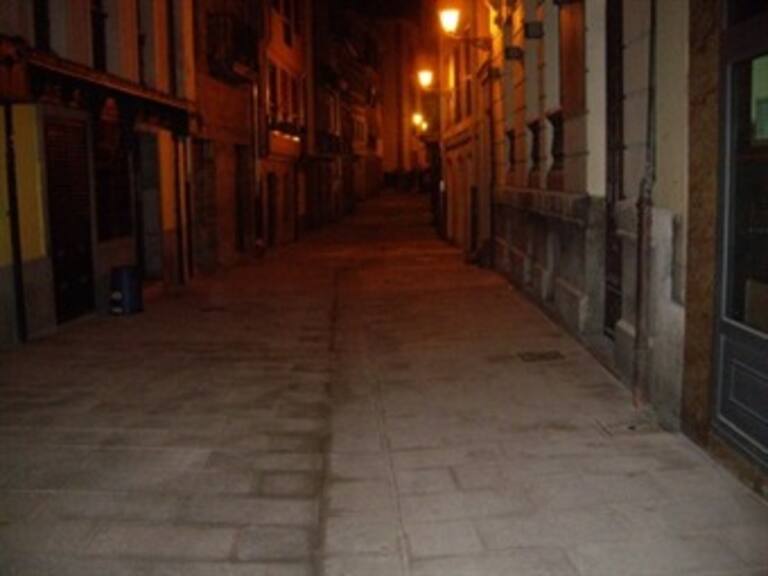 Temerosos latinoamericanos de caminar de noche por las calles