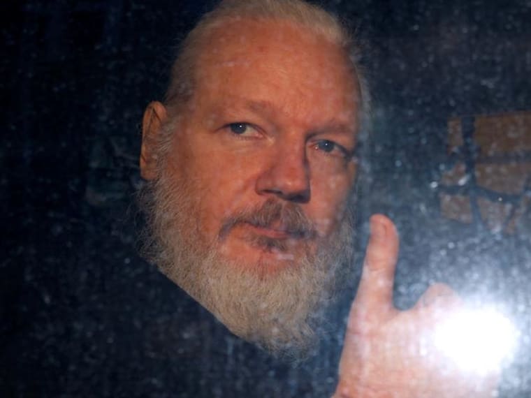 Varios agentes de la policía sacaron  por la fuerza y esposado al fundador de Wikileaks, Julian Assange