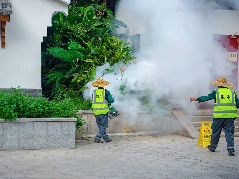 Brote histórico de chikunguña en China alcanza 7 mil casos; autoridades combaten con drones y amagan con multas.