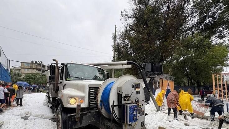 ¿Qué es la espuma blanca que apareció en las aguas negras de la inundación de la Presa Los cuartos en Naucalpan?