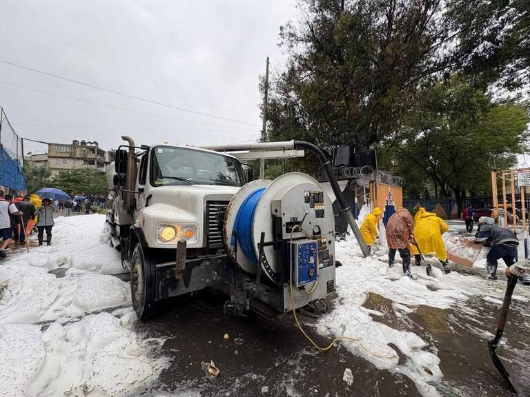 Naucalpan se llena de espuma tóxica, ¿qué es?