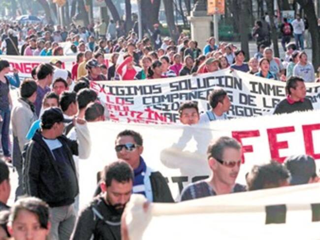 Marchan a un mes de muerte de estudiantes de Ayotzinapa
