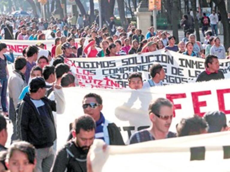 Marchan a un mes de muerte de estudiantes de Ayotzinapa