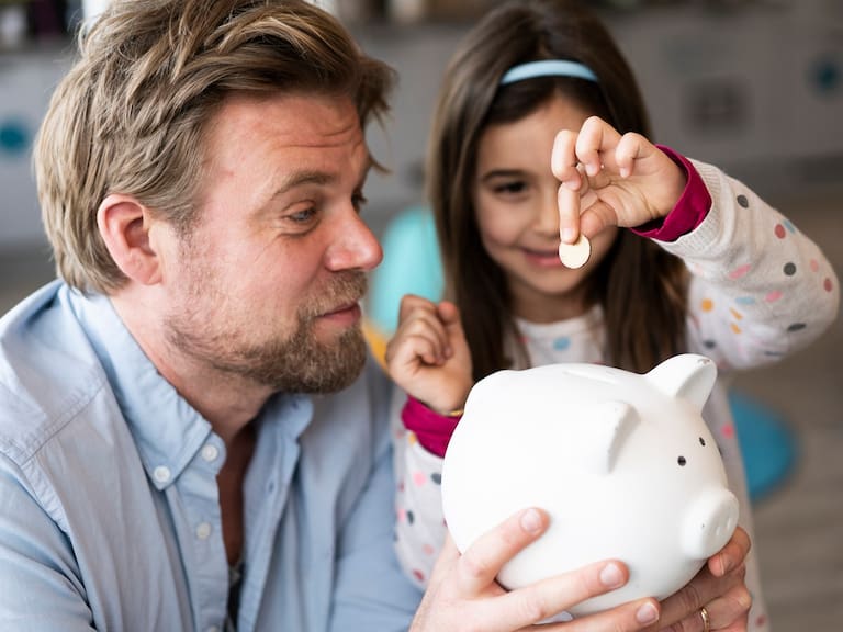 La educación financiera inicia con el uso de una alcancía y evoluciona hacia cuentas bancarias para menores y herramientas digitales disponibles desde los 6 años