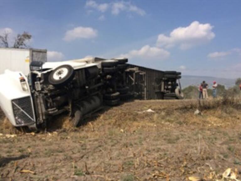 ​Descarrila tráiler en Tulancingo y deja un muerto