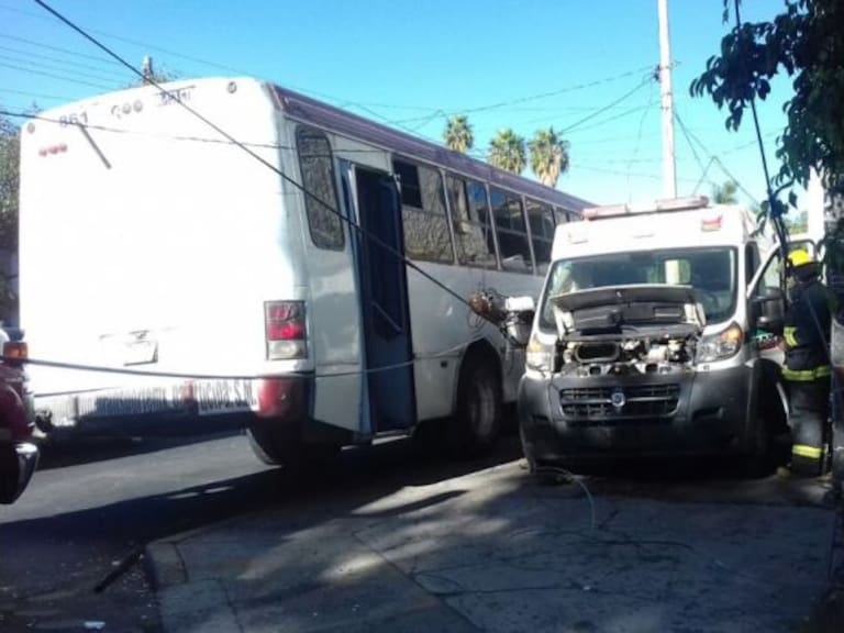 Accidente entre ambulancia y camión urbano deja 5 lesionados