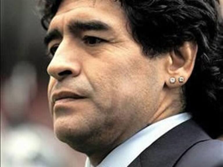 Explota Maradona contra Riquelme y Gorosito