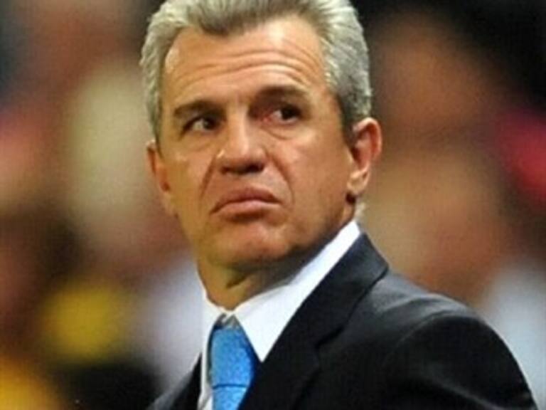 Llega Javier Aguirre a México y evita a la prensa