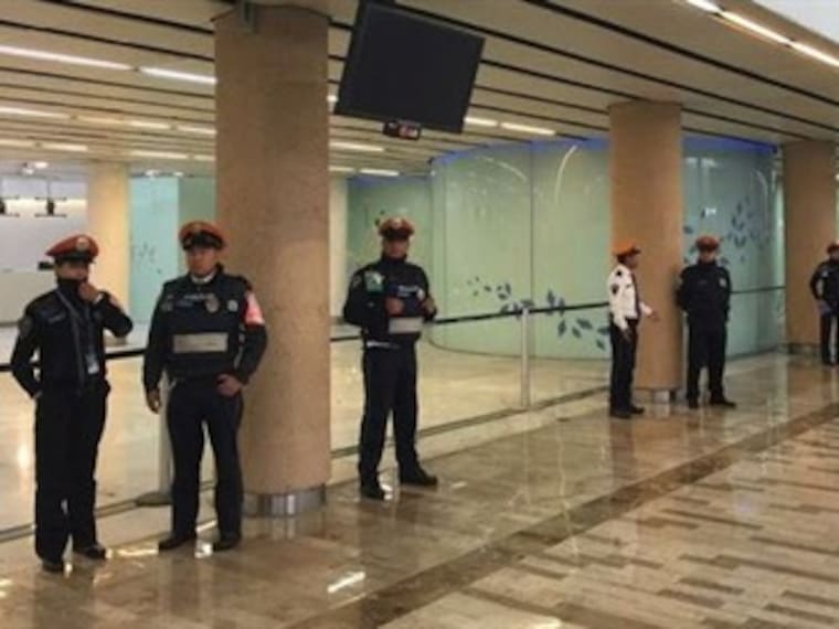 Los jubilados de Mexicana fueron desalojados del Aeropuerto. &quot;Triple W&quot; del 12 de enero