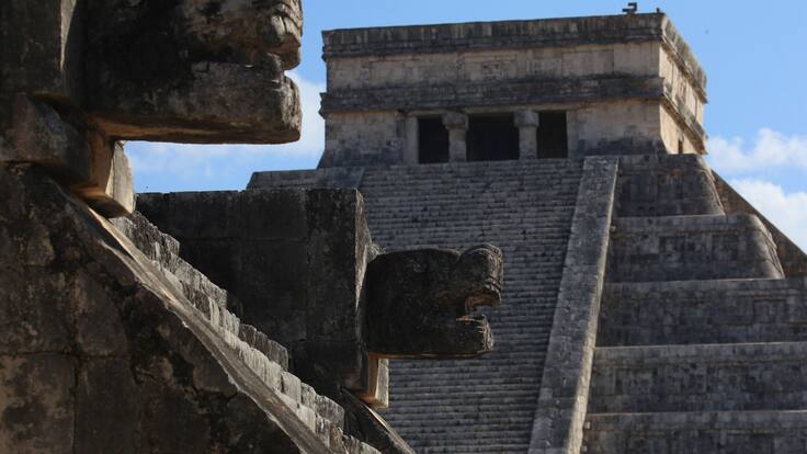 Extranjero sube la pirámide de Chichén Itzá en pleno equinoccio y termina siendo agredido | VIDEO