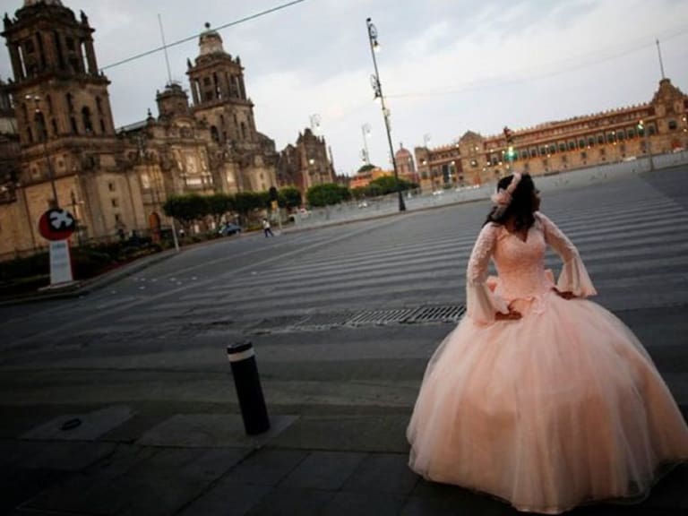 Quinceañera hace sesión de fotos aprovechando el Zócalo vacío