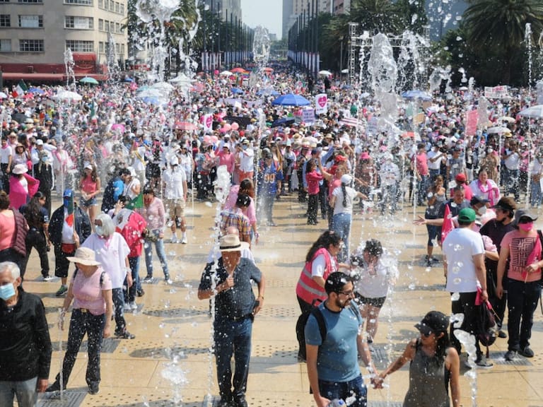Marcha INE: Activan fuente de Monumento a la Revolución; mojan a asistentes