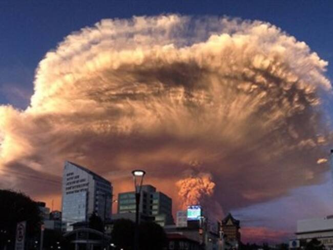 Volcán Calbuco hace erupción en Chile
