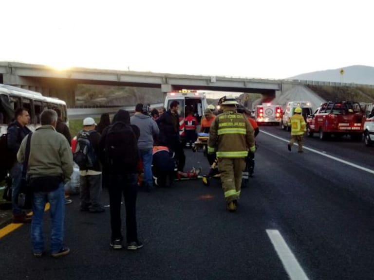Accidente en carretera Guadalajara-Zapotlanejo deja 21 heridos