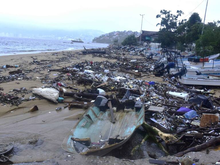Las lluvias provocadas por el huracán "John" continúan afectando al puerto de Acapulco, el aún presidente López Obrador confirmó que se está atendiendo la emergencia en la entidad