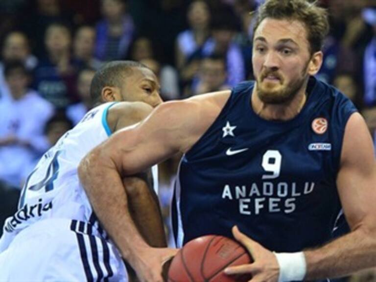 El Madrid sufre otra vez pese a irse hasta los 101 puntos