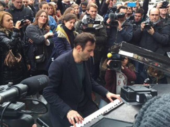 Pianista tocó "Imagine" en la puerta del Bataclan en Paris