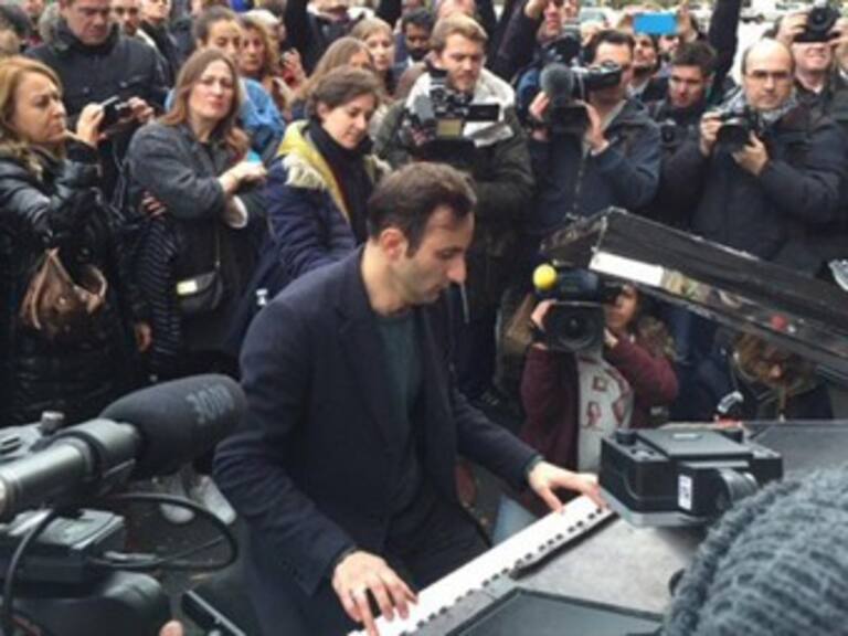 Pianista tocó "Imagine" en la puerta del Bataclan en Paris