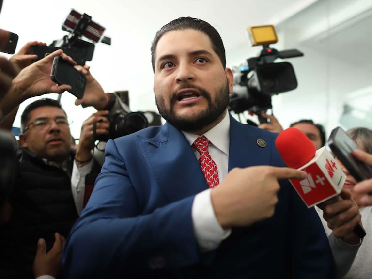 El diputado Carlos Gutiérrez Mancilla después de un enfrentamiento verbal con Arturo Ávila en el Patio del Federalismo.