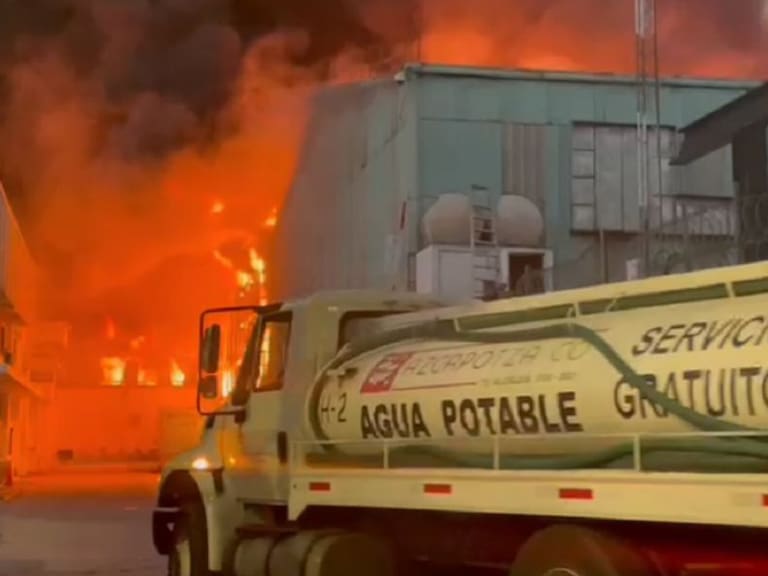 Peritos trabajan en zona de incendio en Azcapotzalco para determinar causas