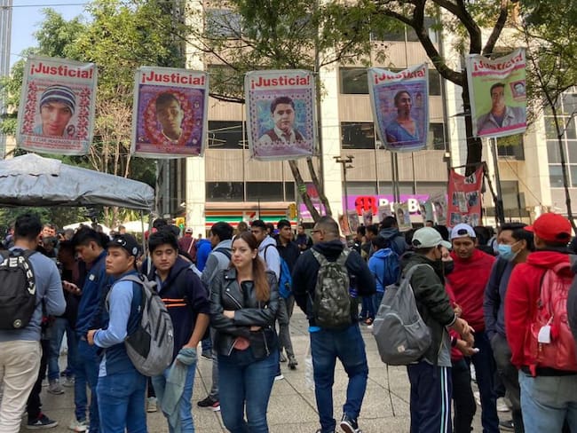 Padres de los normalistas de Ayotzinapa instalan campamento en Reforma