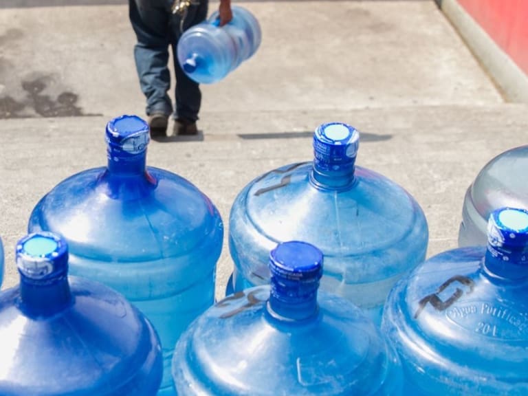 La población de Nuevo León no se da abasto por la escasez de agua.