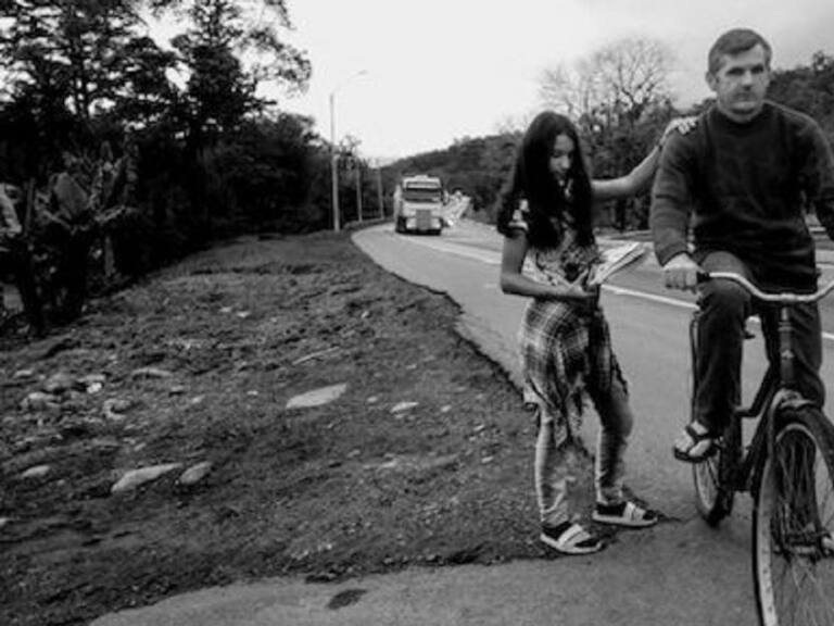 Papá recorre 14 kilómetros en bici para poder llevar las tareas a sus hijos
