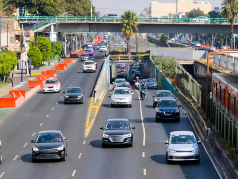 El posible ajuste al programa Hoy No Circula surge en medio del aumento del parque vehicular y la congestión vial en la Zona Metropolitana del Valle de México.