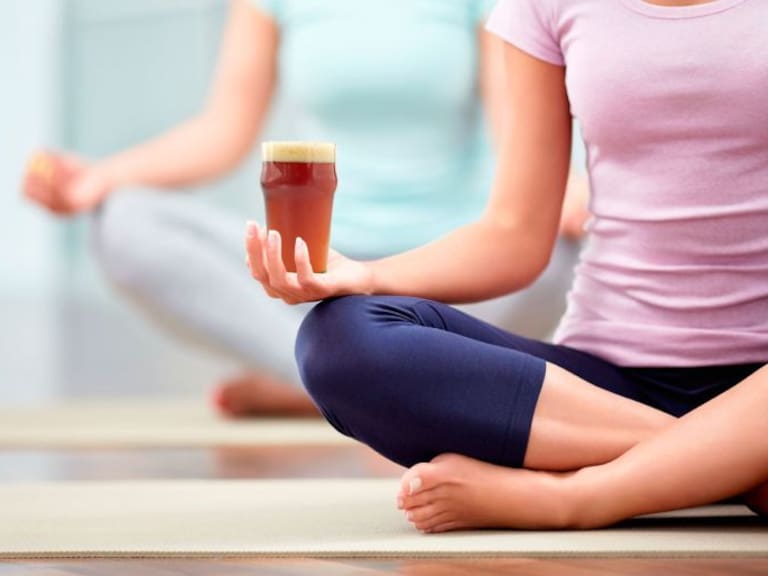 Beeryoga, la curiosa mezcla de cerveza y clases de yoga