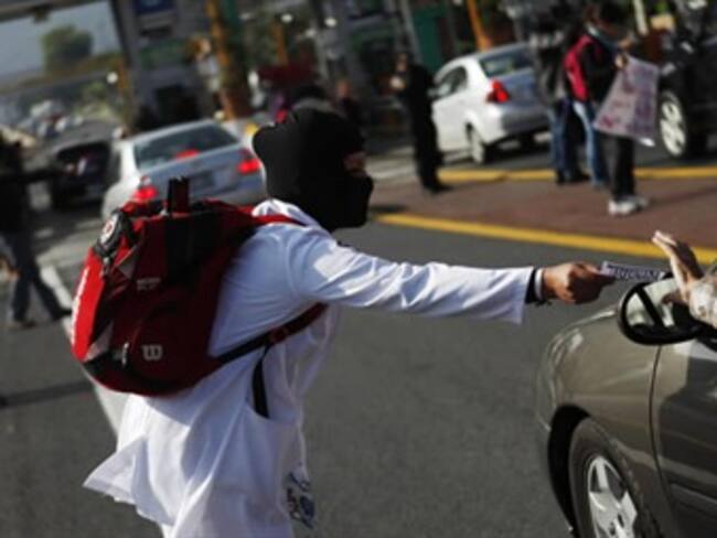Toman estudiantes casetas de peaje en Michoacán