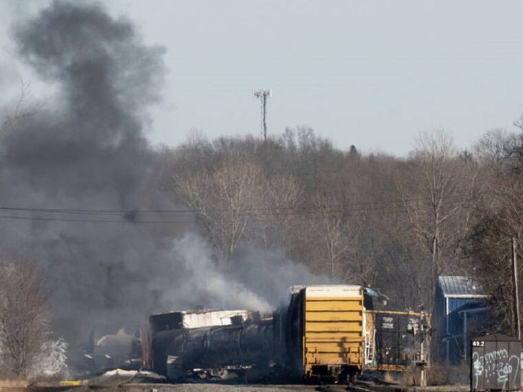 ¿Cuáles son los riesgos del derrame de productos químicos, después del descarrilamiento de un tren en Ohio?