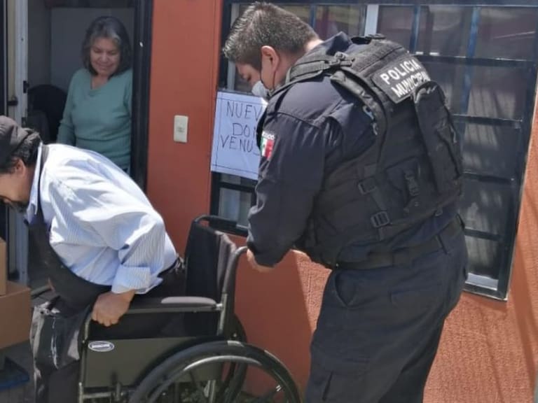 Policías de Tlajomulco donan silla de ruedas a familia necesitada