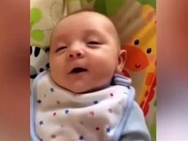 ¡Bebé de 7 semanas de nacido dice su primer palabra!