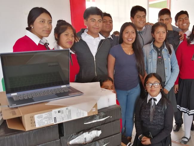 Yalitza Aparicio Martínez regresa a Tlaxiaco y regala computadoras