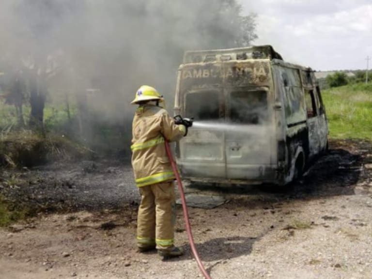 Localizan ambulancia de Zacatecas incendiada en Jalisco