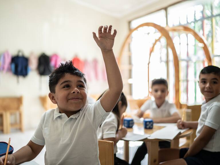 El apoyo económico se brinda a estudiantes de educación básica, media superior y superior.
