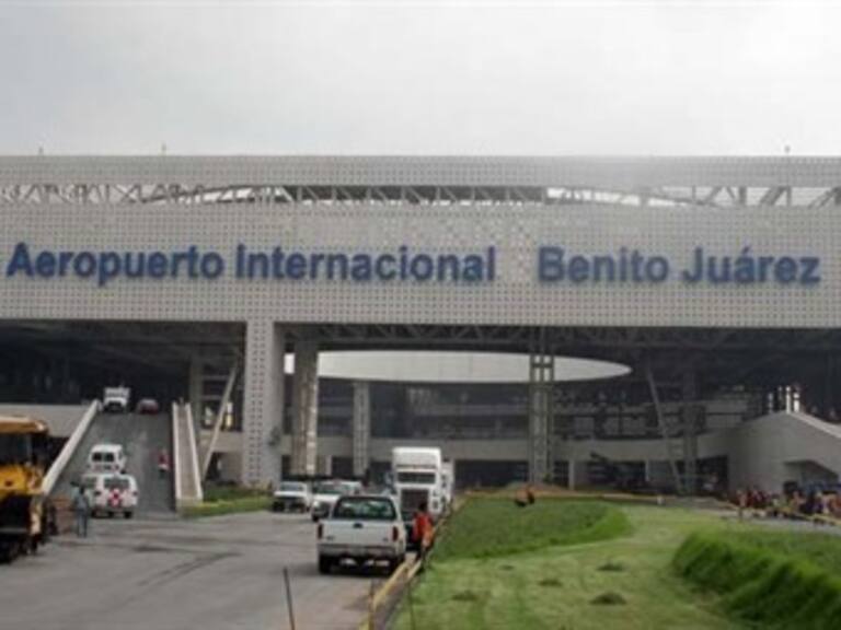 Opera AICM con normalidad pese a manifestantes