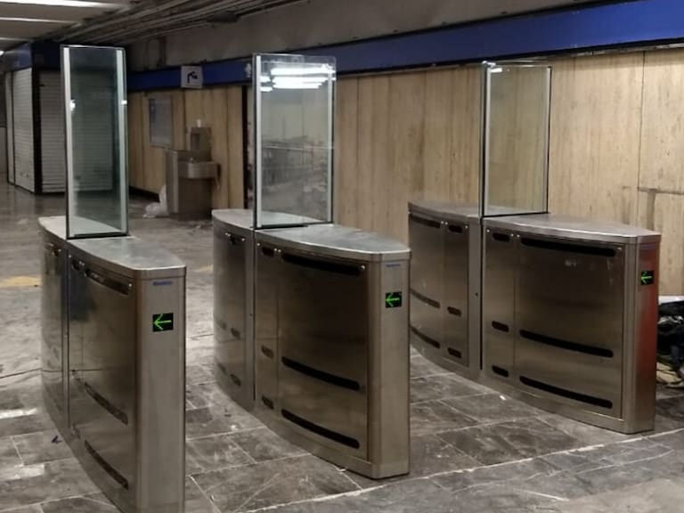 En Metro Zócalo, instalan nuevos torniquetes con sensores de movimiento