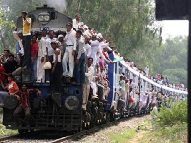 Deja 17 muertos y 120 heridos descarrilamiento de tren en India