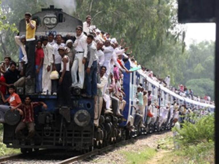 Deja 17 muertos y 120 heridos descarrilamiento de tren en India