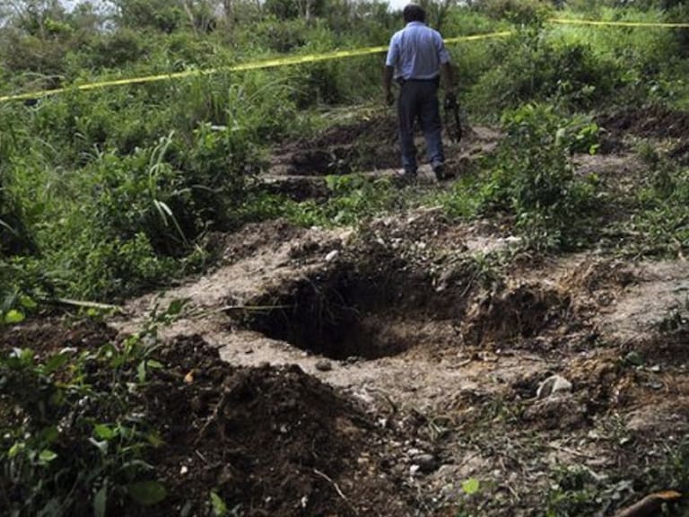 Hallan fosa con 10 cadáveres en Michoacán