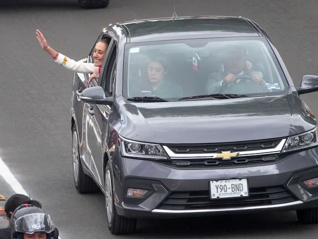 ¿Cuánto cuesta el auto en el que se transportó Sheinbaum a la Cámara de Diputados?