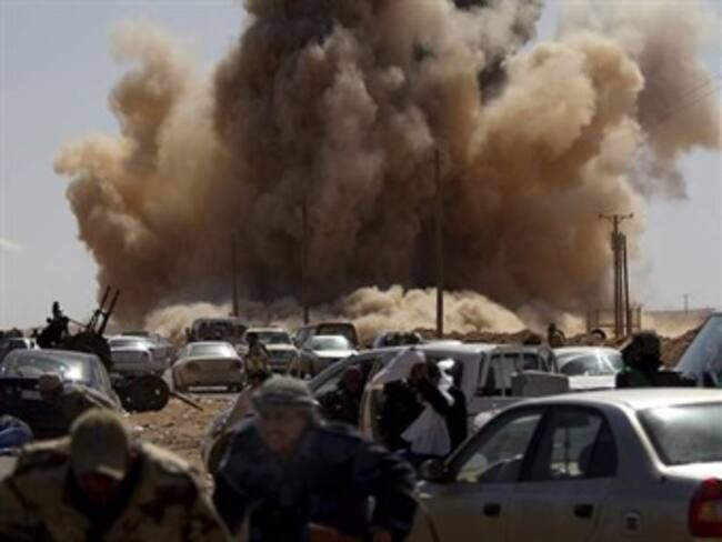 Logran rebeldes entrar al complejo residencial de Gadafi