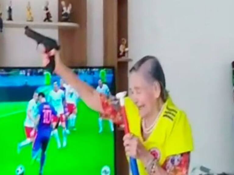 Abuelita celebra a balazos los goles de Colombia