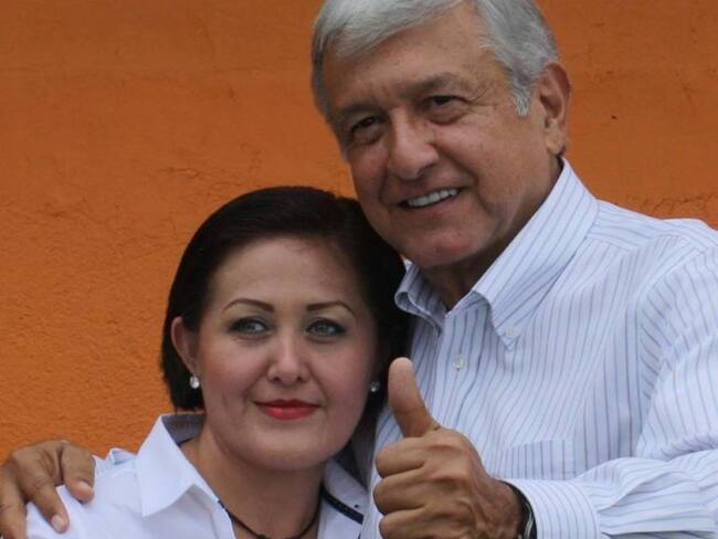 Representante de MORENA recibe dinero para AMLO