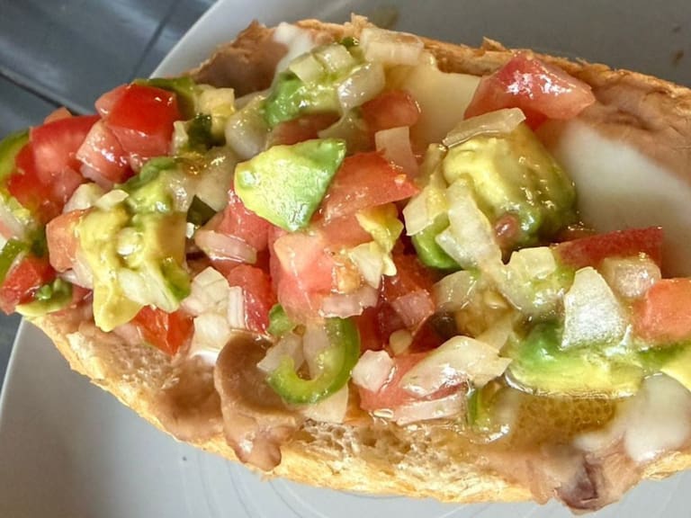 La receta original de molletes mexicanos es rápida y económica. FB