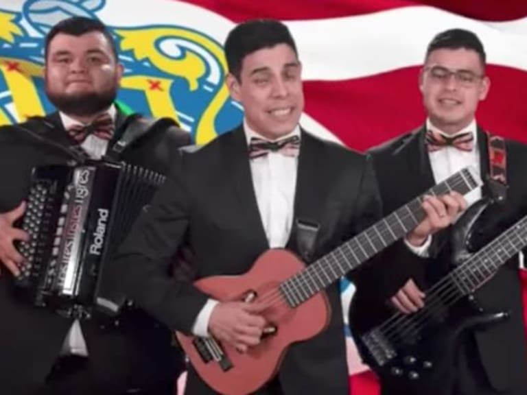 [VIDEO] Los Tres Tristes Tigres le cantan al Guadalajara