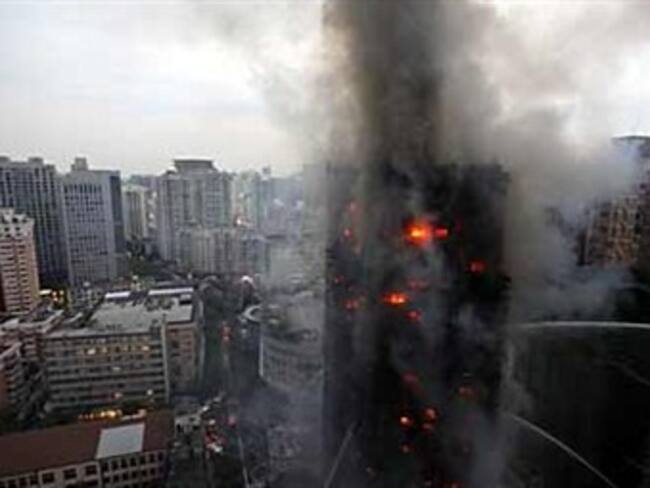 Suman 42 muertos por incendio en torre de Shanghai