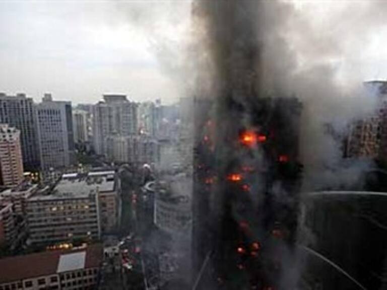 Suman 42 muertos por incendio en torre de Shanghai