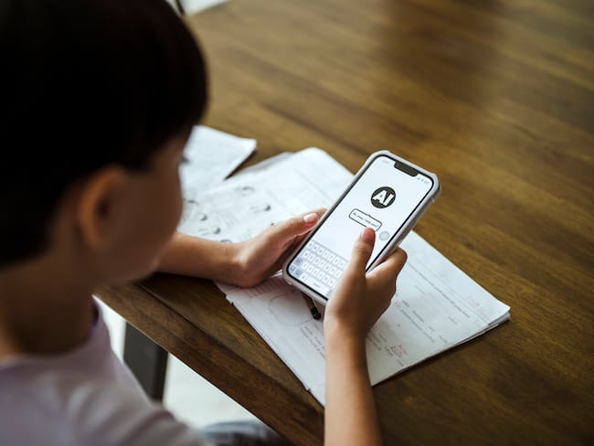 SEP publica acuerdo para regular uso de celulares en escuelas